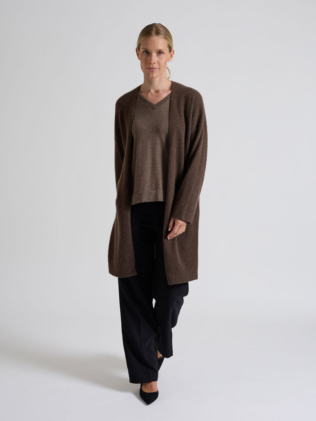 Lang kashmircardigan "Magni" i 100% ren cashmere. Norsk design fra Kashmina. Farge; Dark Brown.