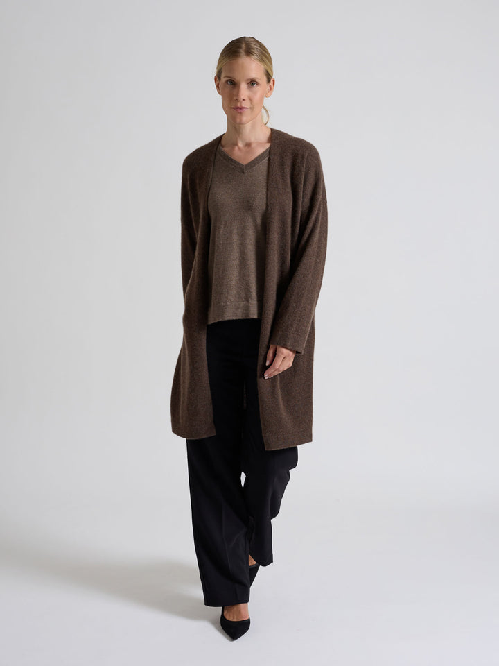 Lang kashmircardigan "Magni" i 100% ren cashmere. Norsk design fra Kashmina. Farge; Dark Brown.