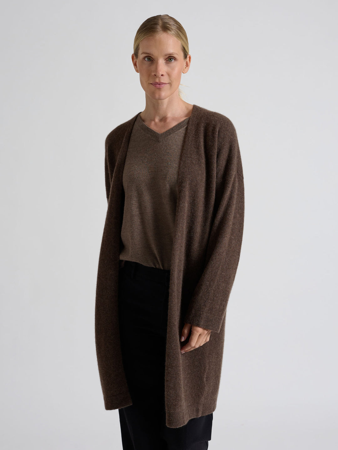 Lang kashmircardigan "Magni" i 100% ren cashmere. Norsk design fra Kashmina. Farge; Dark Brown.