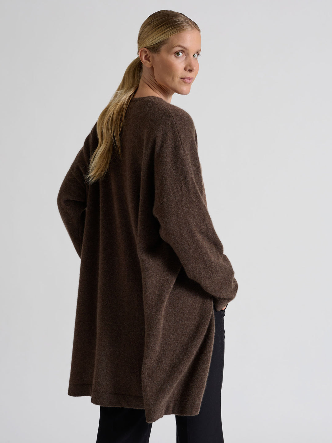 Lang kashmircardigan "Magni" i 100% ren cashmere. Norsk design fra Kashmina. Farge; Dark Brown.