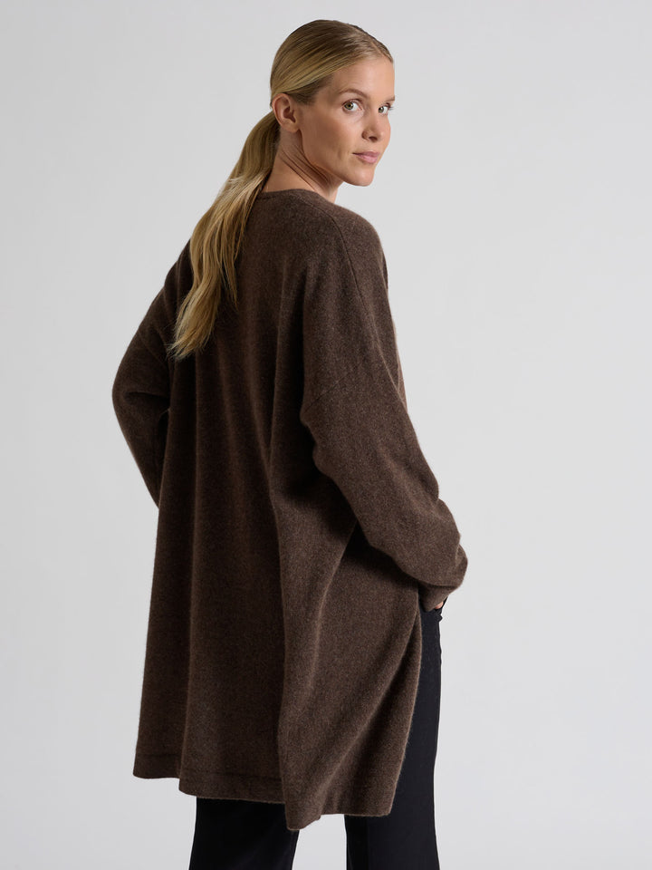 Lang kashmircardigan "Magni" i 100% ren cashmere. Norsk design fra Kashmina. Farge; Dark Brown.