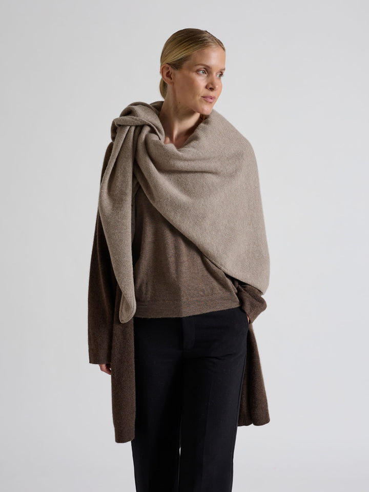 Lang kashmircardigan "Magni" i 100% ren cashmere. Norsk design fra Kashmina. Farge; Dark Brown.