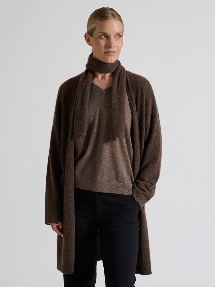 Lang kashmircardigan "Magni" i 100% ren cashmere. Norsk design fra Kashmina. Farge; Dark Brown.