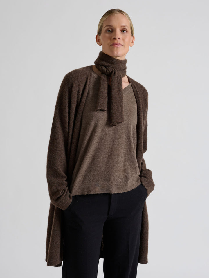 Lang kashmircardigan "Magni" i 100% ren cashmere. Norsk design fra Kashmina. Farge; Dark Brown.