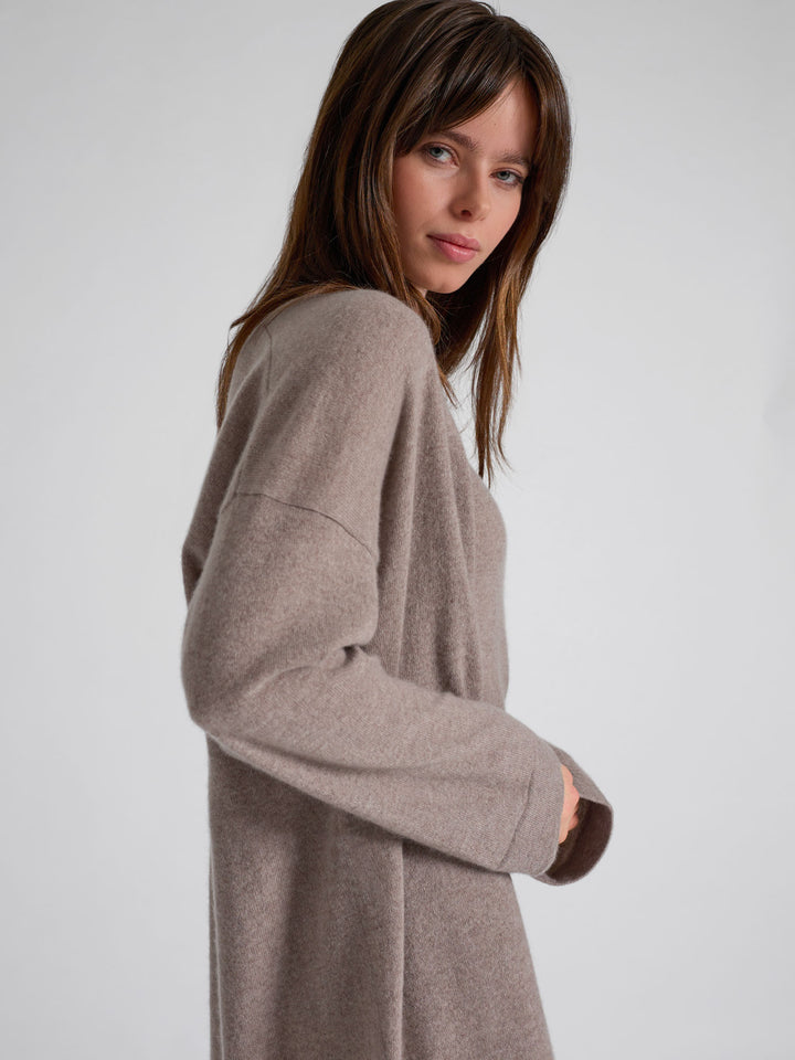 Lang kashmircardigan "Magni" i 100% ren cashmere. Norsk design fra Kashmina. Farge; Toast.