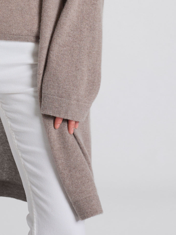 Lang kashmircardigan "Magni" i 100% ren cashmere. Norsk design fra Kashmina. Farge; Toast.