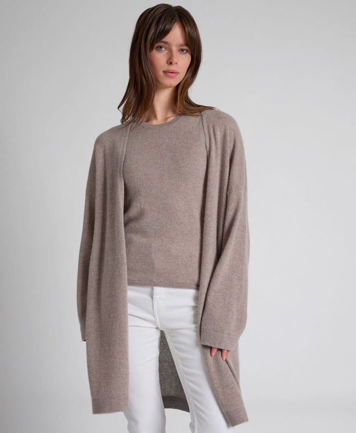 Lang kashmircardigan "Magni" i 100% ren cashmere. Norsk design fra Kashmina. Farge; Toast.