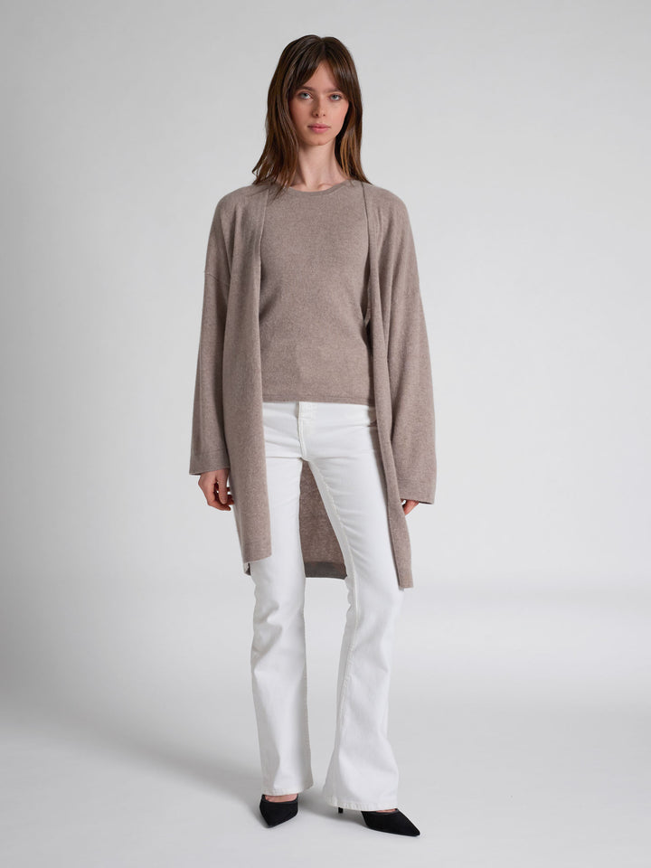 Lang kashmircardigan "Magni" i 100% ren cashmere. Norsk design fra Kashmina. Farge; Toast.