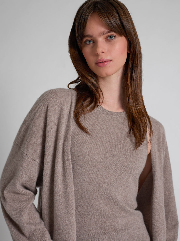 Lang kashmircardigan "Magni" i 100% ren cashmere. Norsk design fra Kashmina. Farge; Toast.