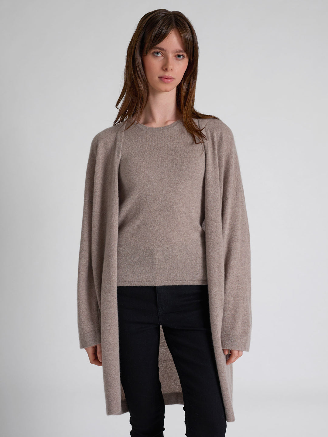 Lang kashmircardigan "Magni" i 100% ren cashmere. Norsk design fra Kashmina. Farge; Toast.