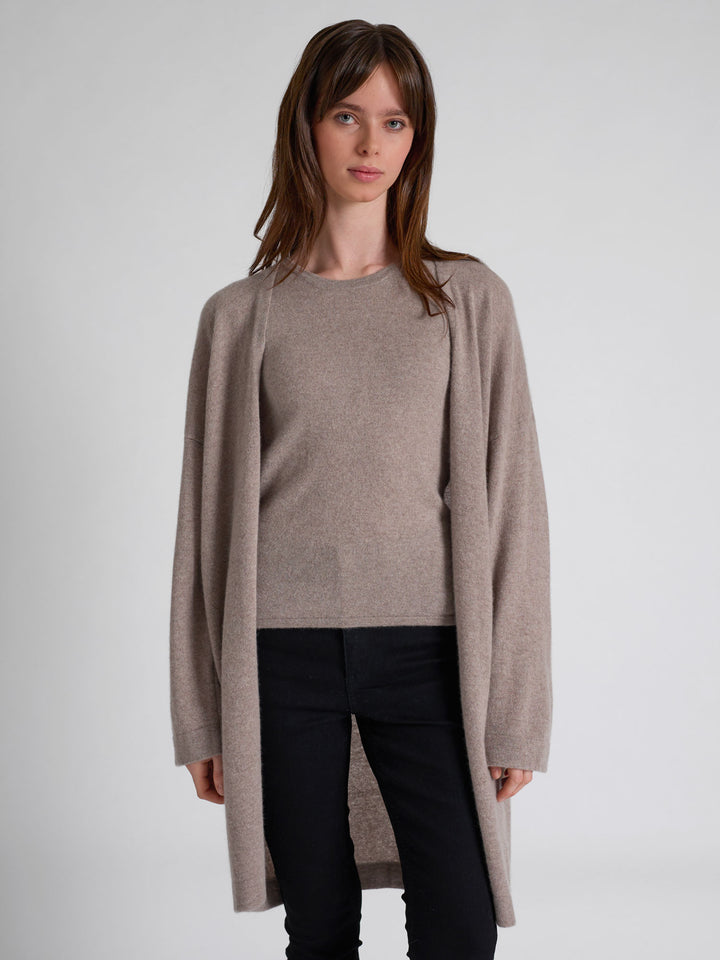 Lang kashmircardigan "Magni" i 100% ren cashmere. Norsk design fra Kashmina. Farge; Toast.