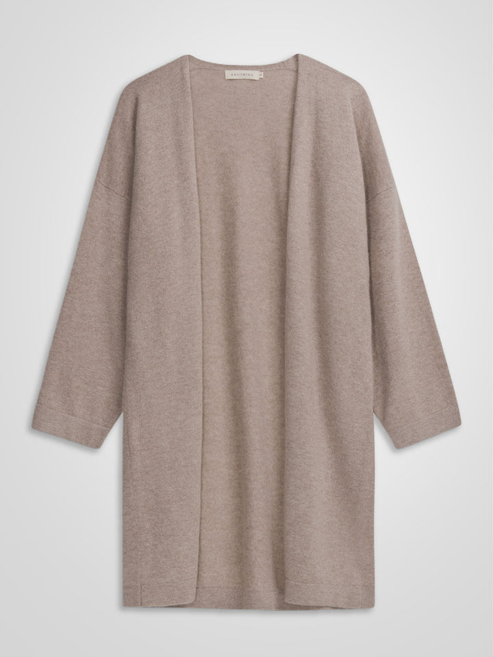 Lang kashmircardigan "Magni" i 100% ren cashmere. Norsk design fra Kashmina. Farge; Toast.
