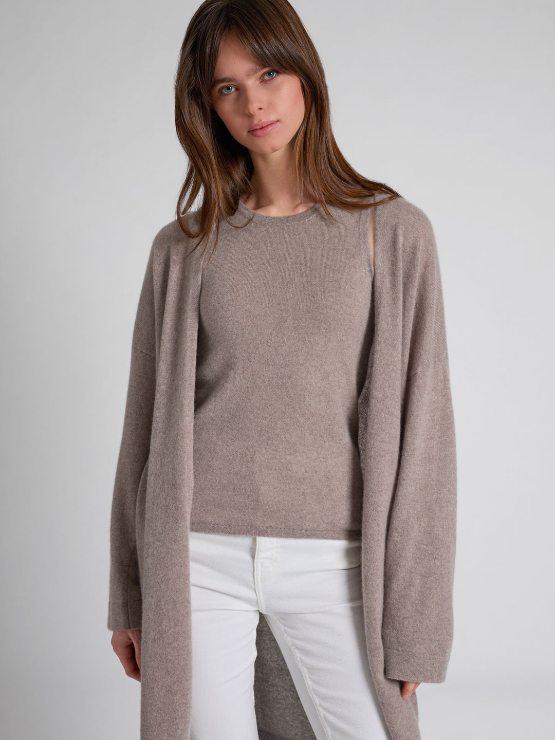 Lang kashmircardigan "Magni" i 100% ren cashmere. Norsk design fra Kashmina. Farge; Toast.