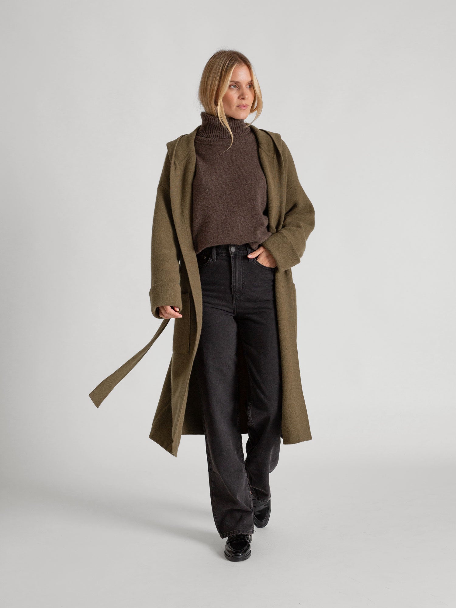 Kashmirkåpe "Nora", 100% kasjmir. Tykk cardigan med hette. Norsk design fra Kashmina. Farge: Hunter (dyp grønn).