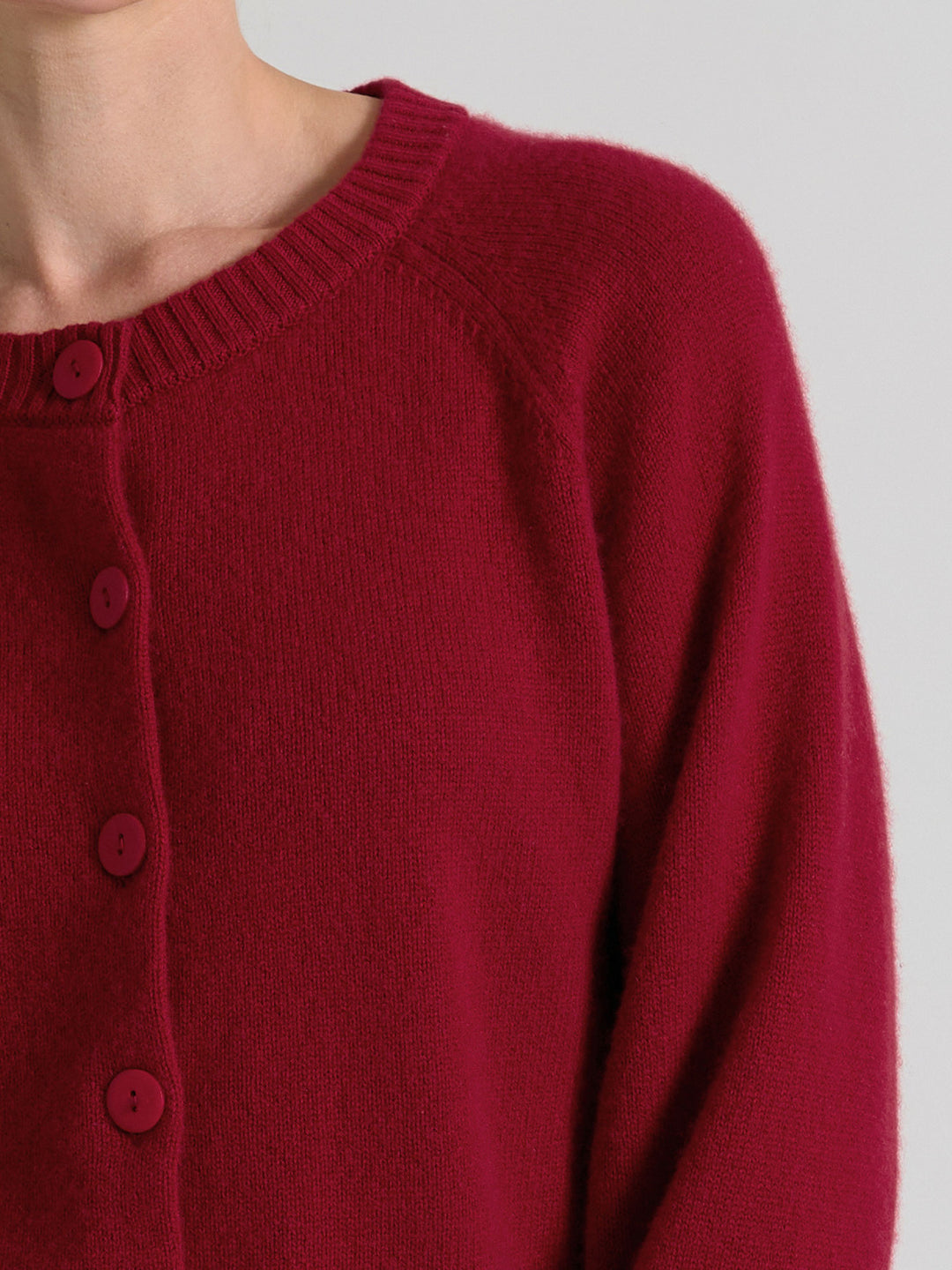 Kashmircardigan "Randi" i 100% ren kasjmirull. Norsk design fra Kashmina. Cashmere. Farge: Aroma Red.