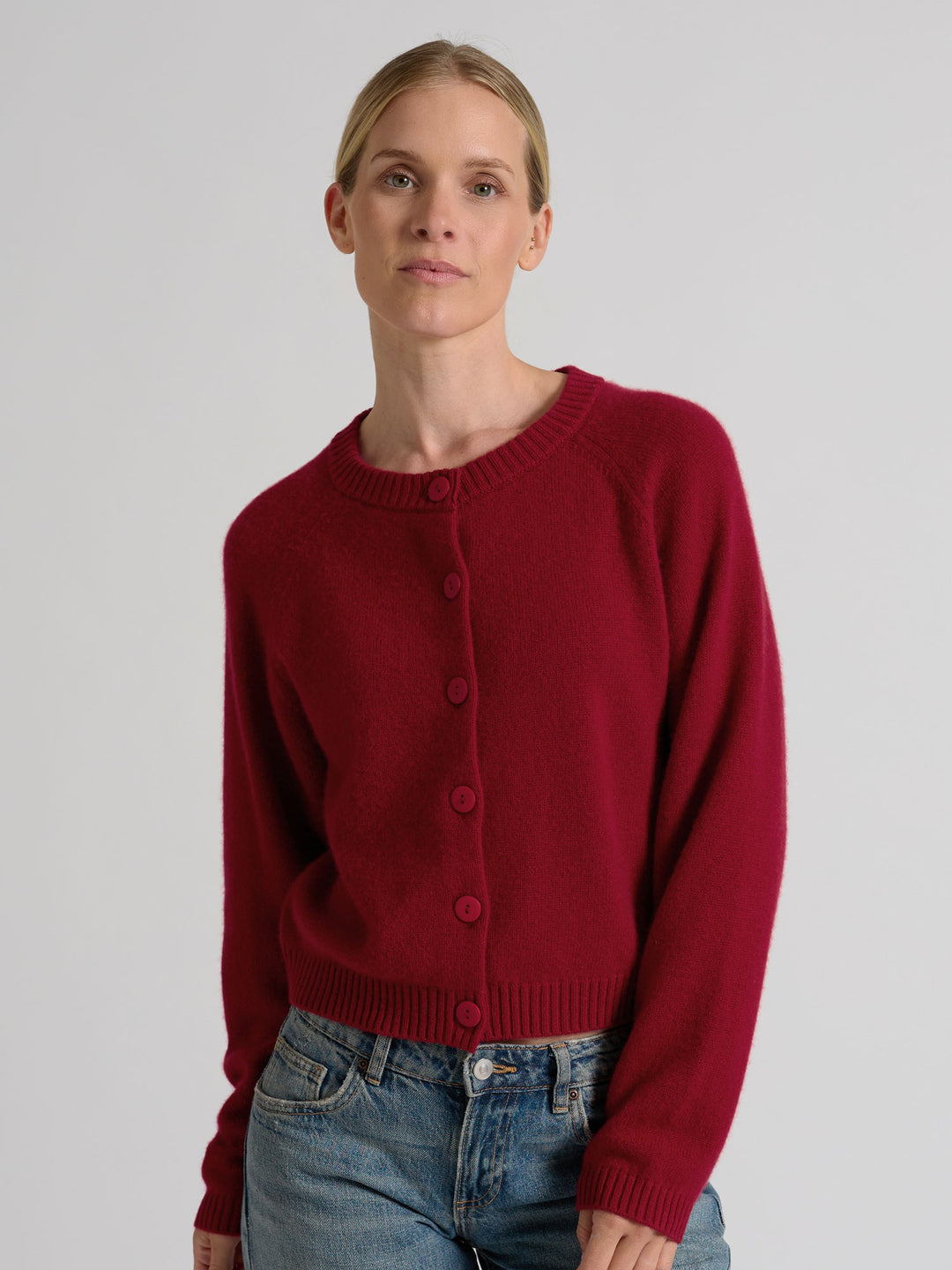 Kashmircardigan "Randi" i 100% ren kasjmirull. Norsk design fra Kashmina. Cashmere. Farge: Aroma Red.