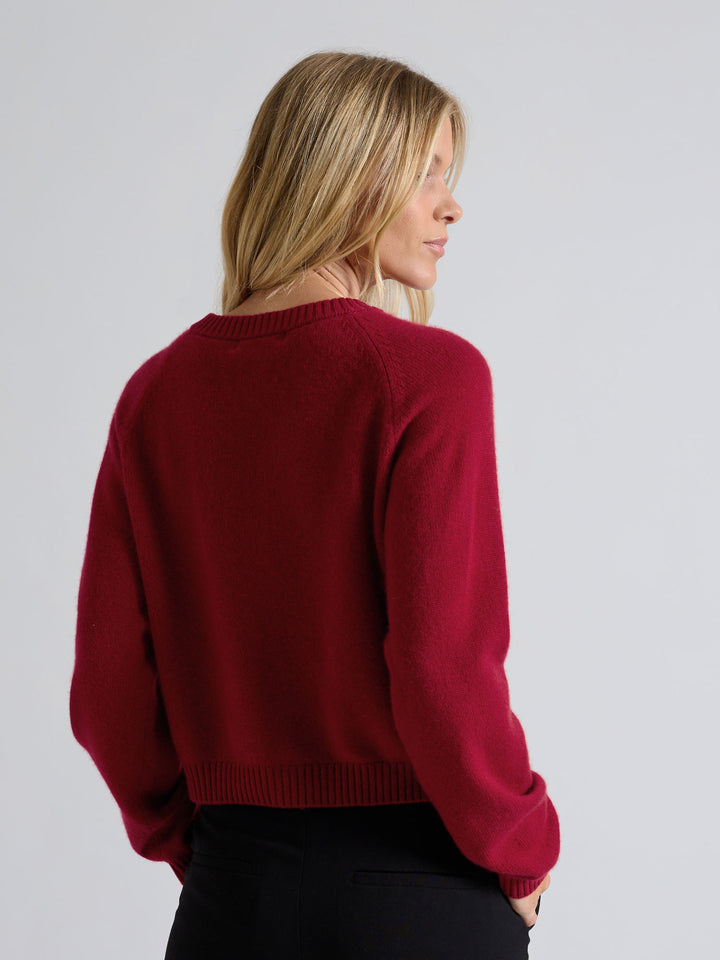 Kashmircardigan "Randi" i 100% ren kasjmirull. Norsk design fra Kashmina. Cashmere. Farge: Aroma Red.