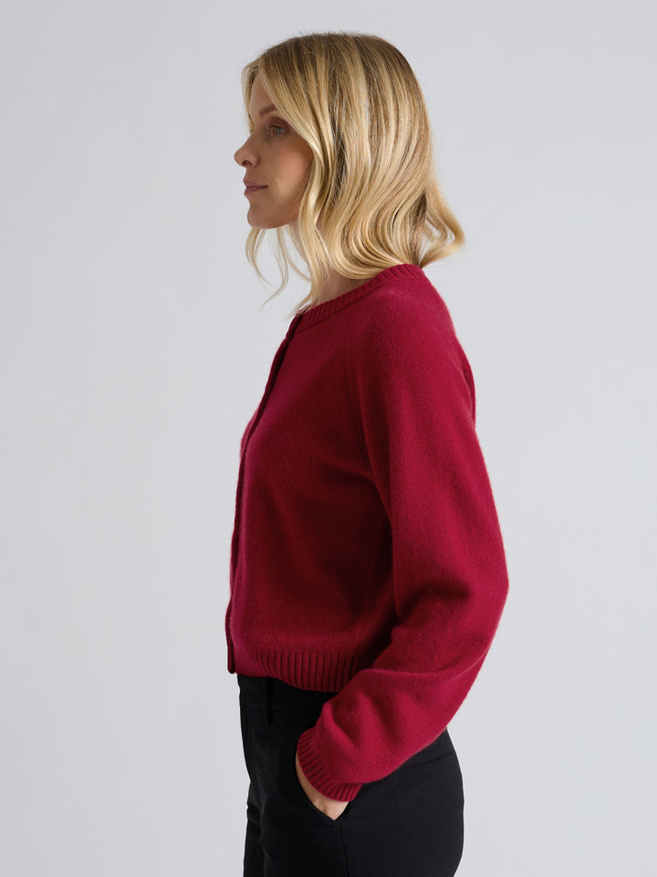 Kashmircardigan "Randi" i 100% ren kasjmirull. Norsk design fra Kashmina. Cashmere. Farge: Aroma Red.