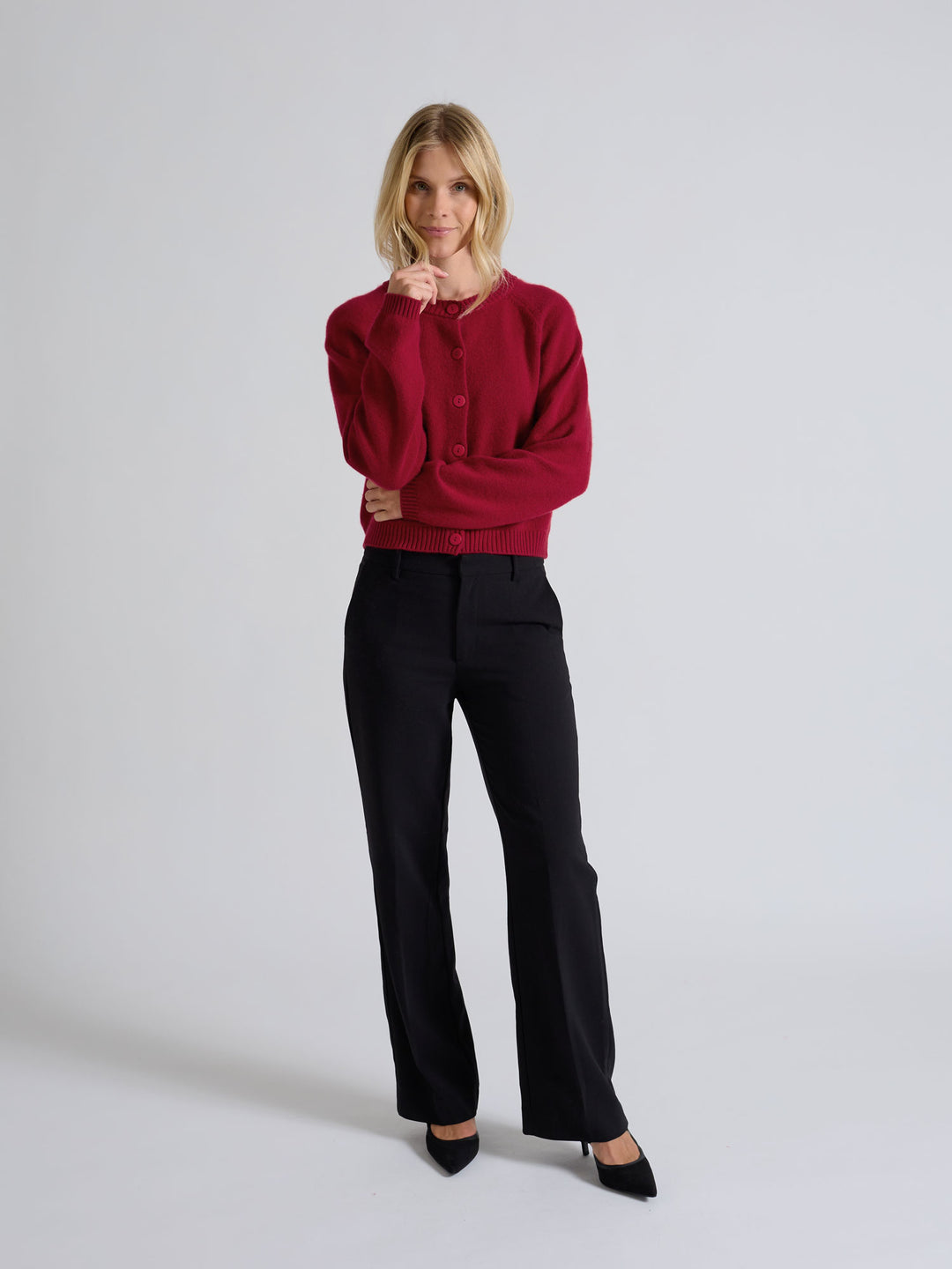 Kashmircardigan "Randi" i 100% ren kasjmirull. Norsk design fra Kashmina. Cashmere. Farge: Aroma Red.