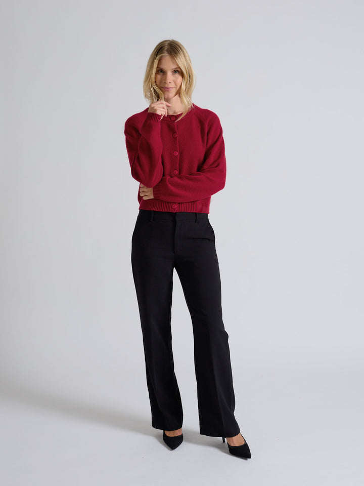 Kashmircardigan "Randi" i 100% ren kasjmirull. Norsk design fra Kashmina. Cashmere. Farge: Aroma Red.
