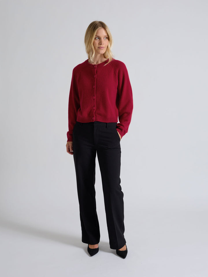 Kashmircardigan "Randi" i 100% ren kasjmirull. Norsk design fra Kashmina. Cashmere. Farge: Aroma Red.