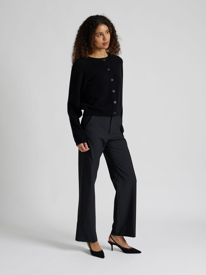 Kashmircardigan "Randi" i 100% ren kasjmirull. Norsk design fra Kashmina. Cashmere. Farge: Sort.