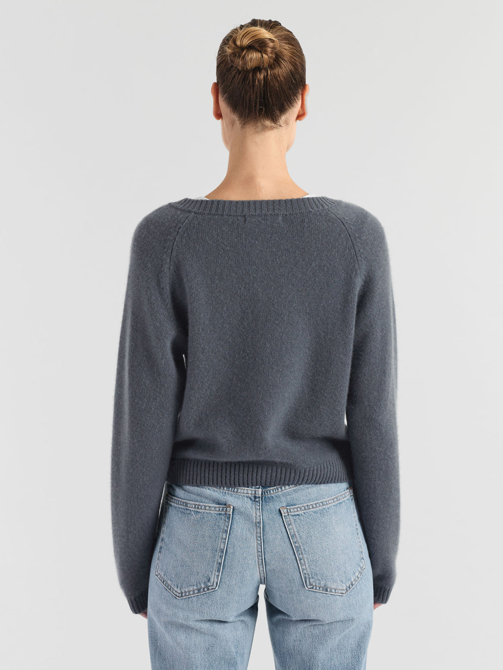 Kashmircardigan "Randi" i 100% ren kasjmirull. Norsk design fra Kashmina. Cashmere. Farge: Blue Fog.
