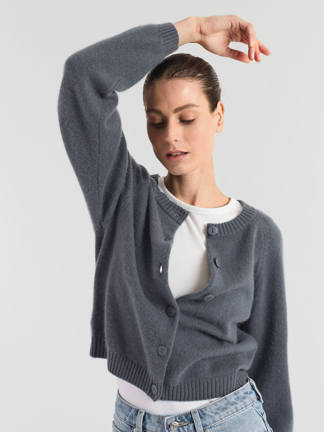 Kashmircardigan "Randi" i 100% ren kasjmirull. Norsk design fra Kashmina. Cashmere. Farge: Blue Fog.