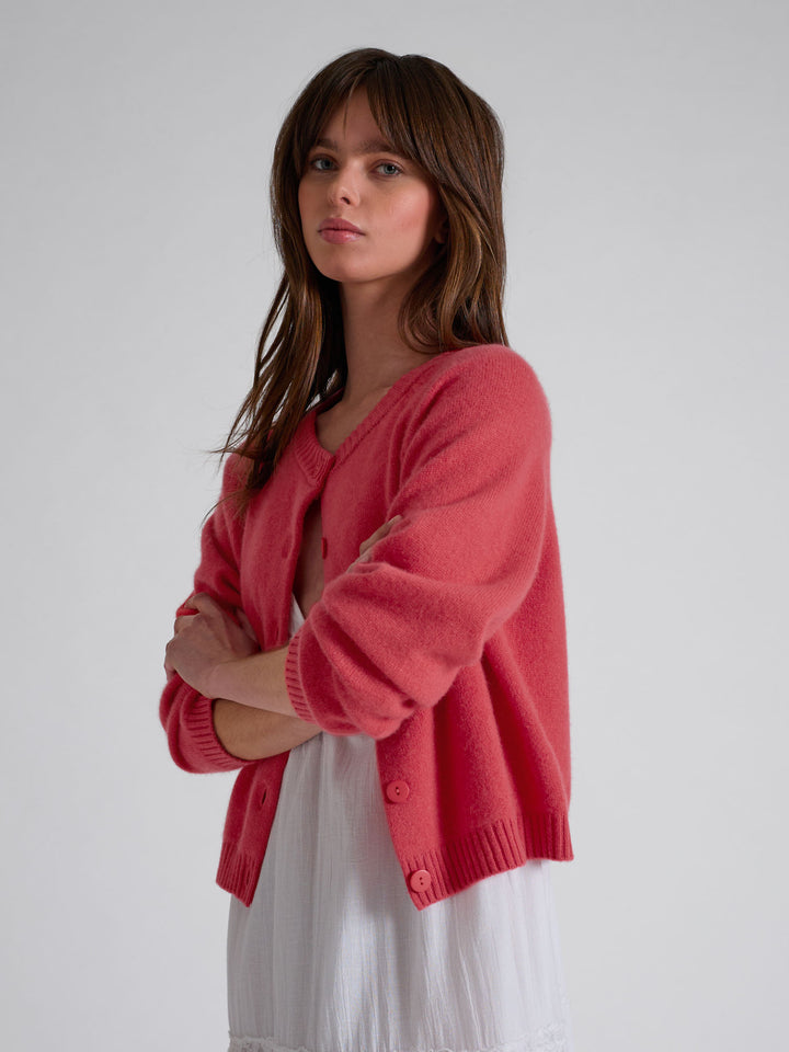 Kashmir cardigan "Randi" i 100% ren cashmere. Norsk design fra Kashmina. Farge: Coral.
