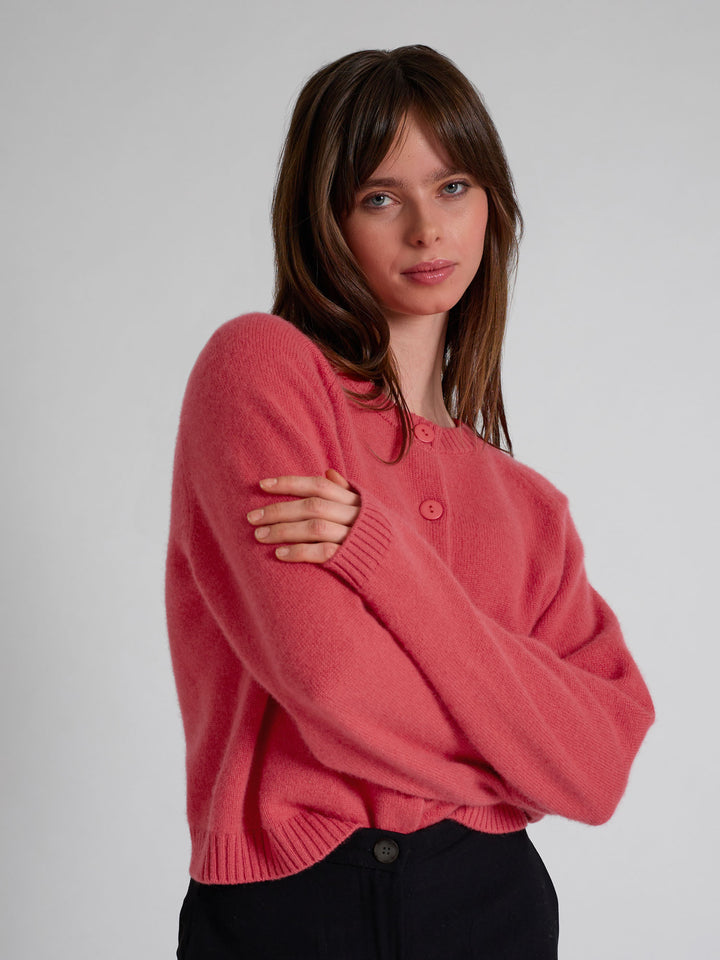 Kashmir cardigan "Randi" i 100% ren cashmere. Norsk design fra Kashmina. Farge: Coral.