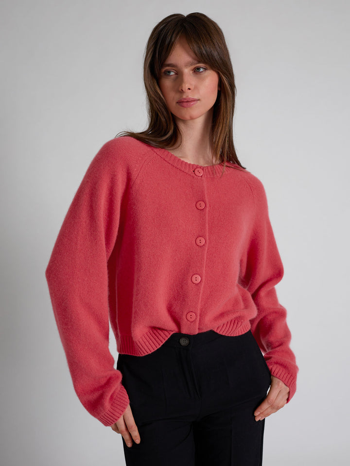 Kashmir cardigan "Randi" i 100% ren cashmere. Norsk design fra Kashmina. Farge: Coral.