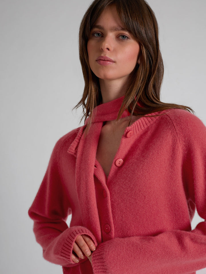 Kashmir cardigan "Randi" i 100% ren cashmere. Norsk design fra Kashmina. Farge: Coral.