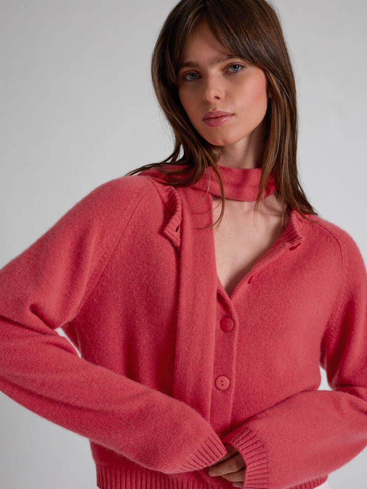 Kashmir cardigan "Randi" i 100% ren cashmere. Norsk design fra Kashmina. Farge: Coral.