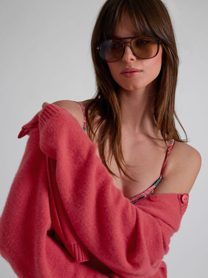 Kashmir cardigan "Randi" i 100% ren cashmere. Norsk design fra Kashmina. Farge: Coral.