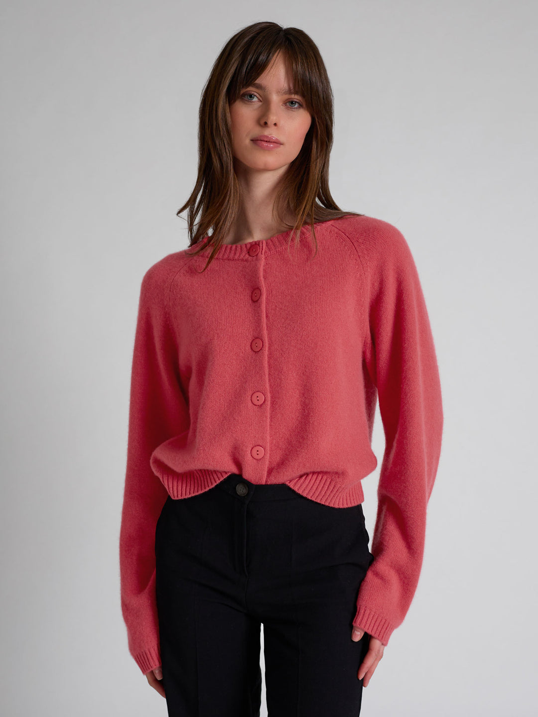 Kashmir cardigan "Randi" i 100% ren cashmere. Norsk design fra Kashmina. Farge: Coral.
