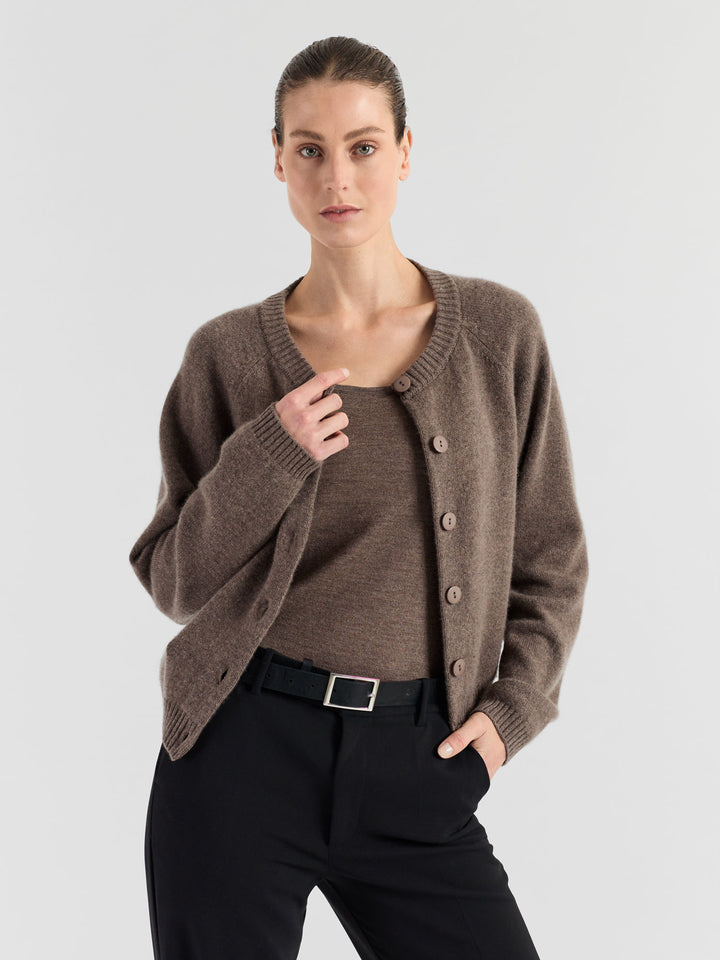 Kashmircardigan "Randi" i 100% ren kasjmirull. Norsk design fra Kashmina. Cashmere. Farge: Dark Toast.