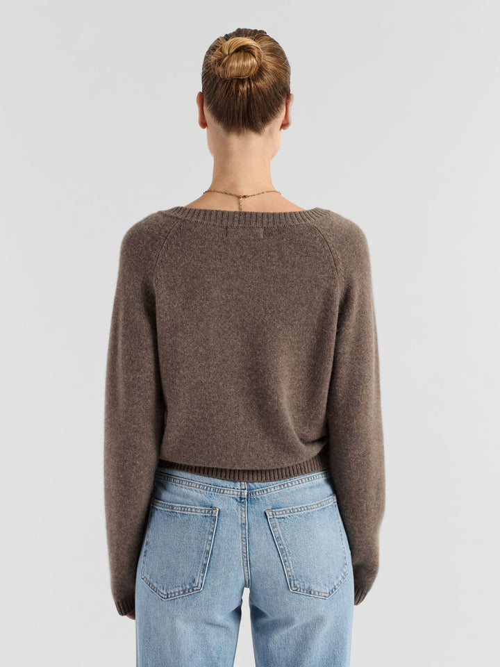 Kashmircardigan "Randi" i 100% ren kasjmirull. Norsk design fra Kashmina. Cashmere. Farge: Dark Toast.