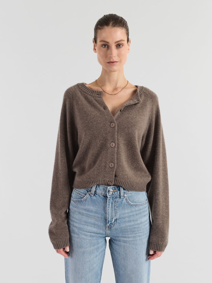 Kashmircardigan "Randi" i 100% ren kasjmirull. Norsk design fra Kashmina. Cashmere. Farge: Dark Toast.