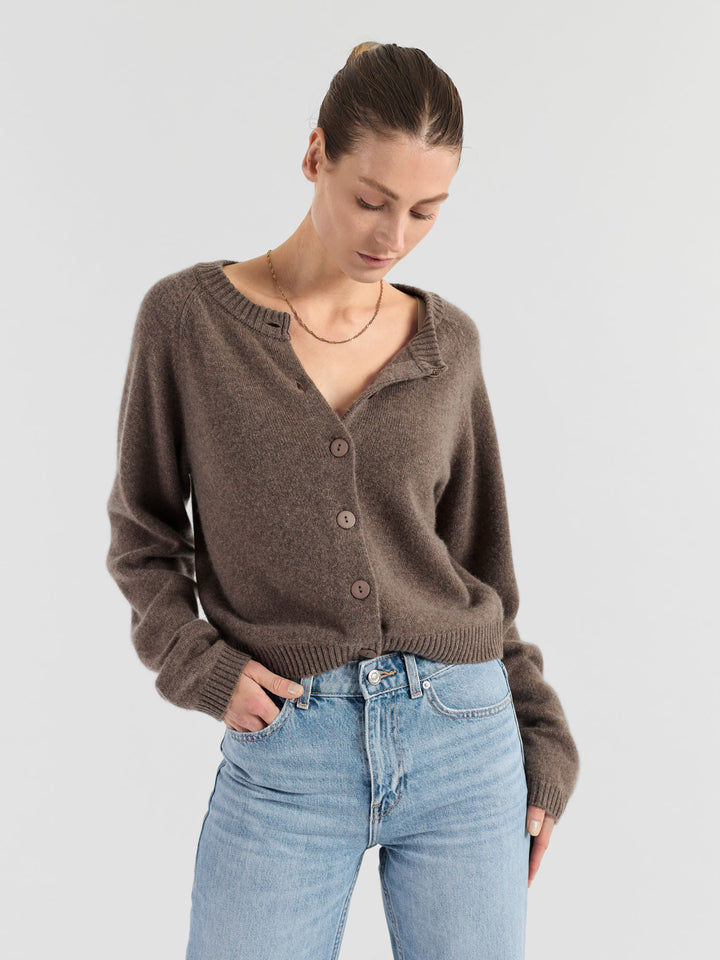 Kashmircardigan "Randi" i 100% ren kasjmirull. Norsk design fra Kashmina. Cashmere. Farge: Dark Toast.