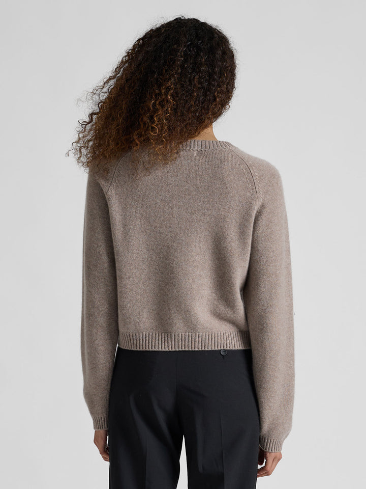 Kashmircardigan "Randi" i 100% ren kasjmirull. Norsk design fra Kashmina. Cashmere. Farge: Toast.