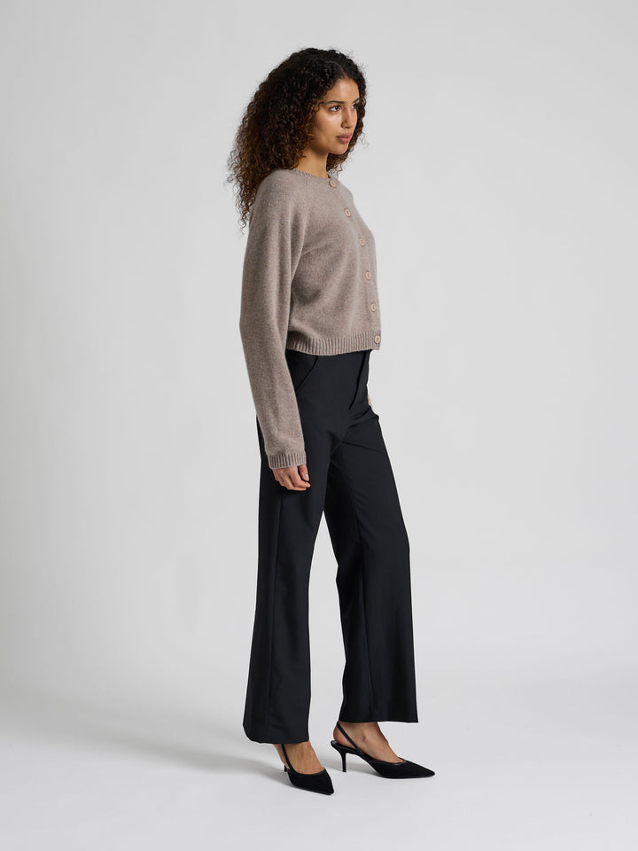 Kashmircardigan "Randi" i 100% ren kasjmirull. Norsk design fra Kashmina. Cashmere. Farge: Toast.