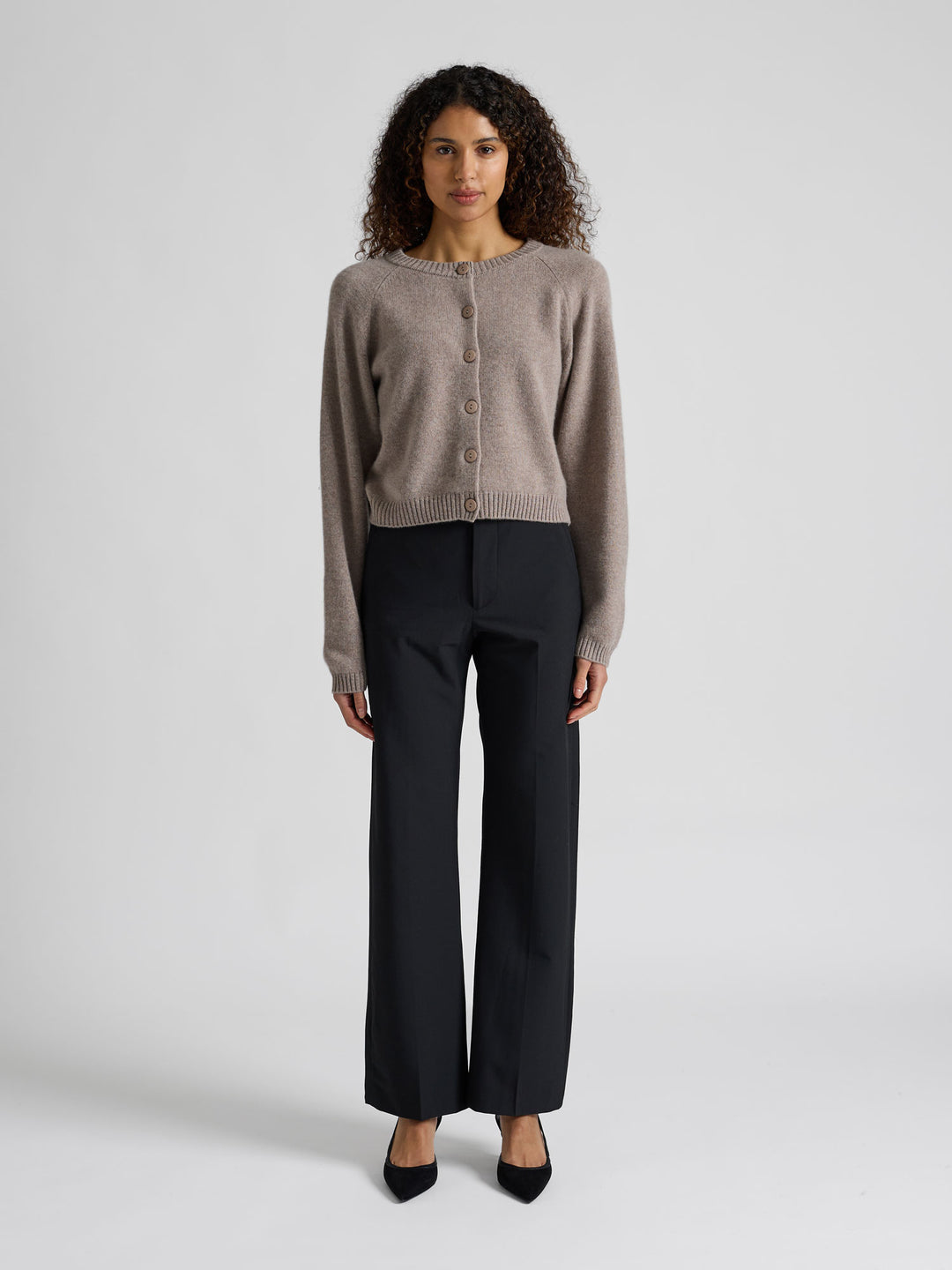 Kashmircardigan "Randi" i 100% ren kasjmirull. Norsk design fra Kashmina. Cashmere. Farge: Toast.