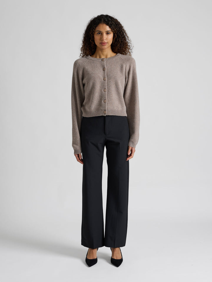 Kashmircardigan "Randi" i 100% ren kasjmirull. Norsk design fra Kashmina. Cashmere. Farge: Toast.