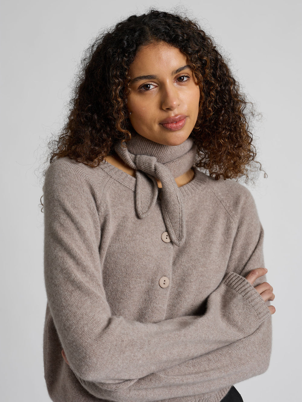 Kashmircardigan "Randi" i 100% ren kasjmirull. Norsk design fra Kashmina. Cashmere. Farge: Toast.