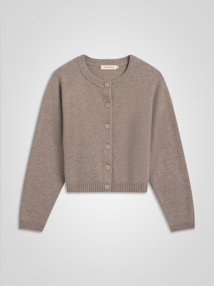 Kashmircardigan "Randi" i 100% ren kasjmirull. Norsk design fra Kashmina. Cashmere. Farge: Toast.