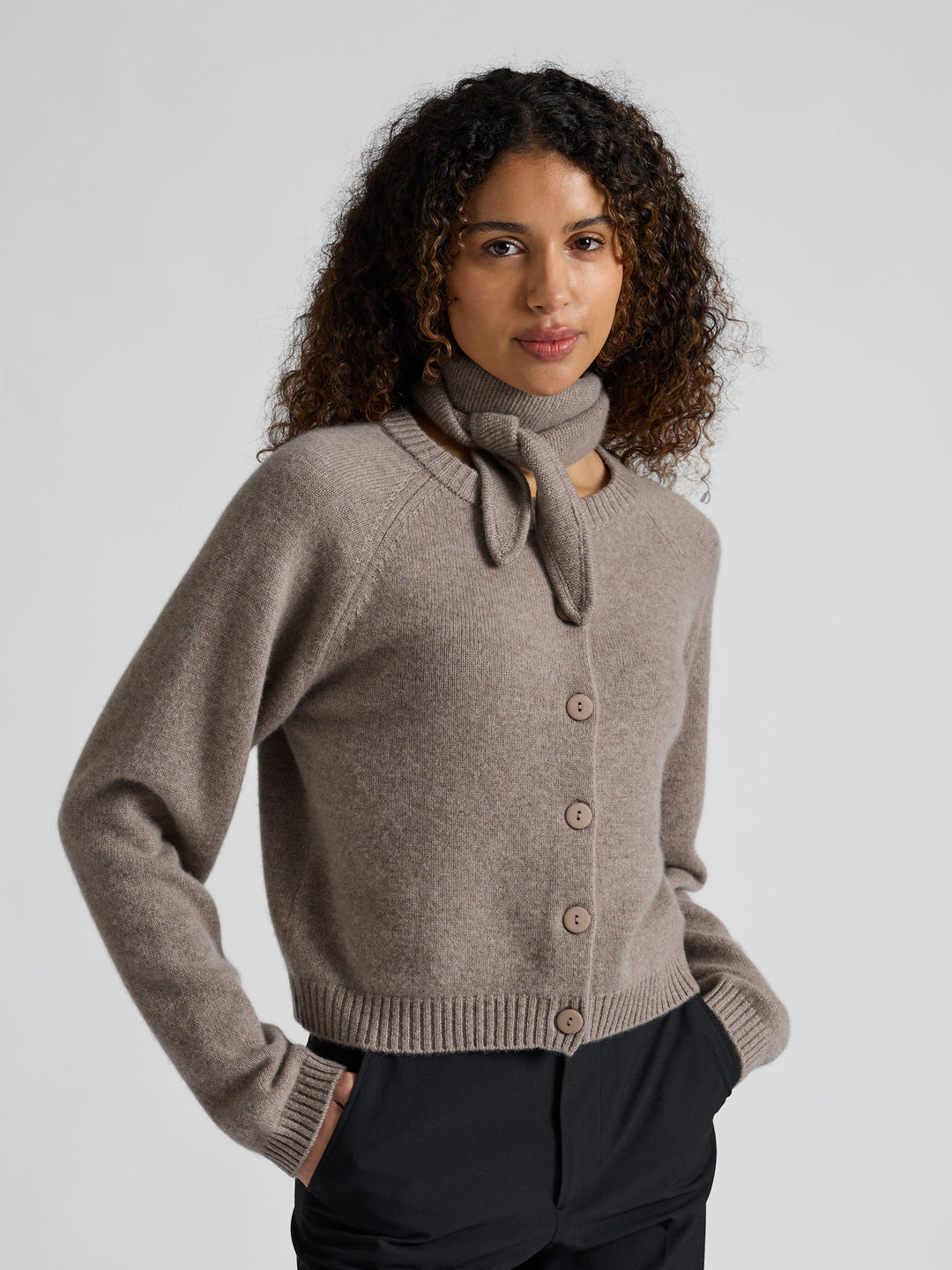 Kashmircardigan "Randi" i 100% ren kasjmirull. Norsk design fra Kashmina. Cashmere. Farge: Toast.