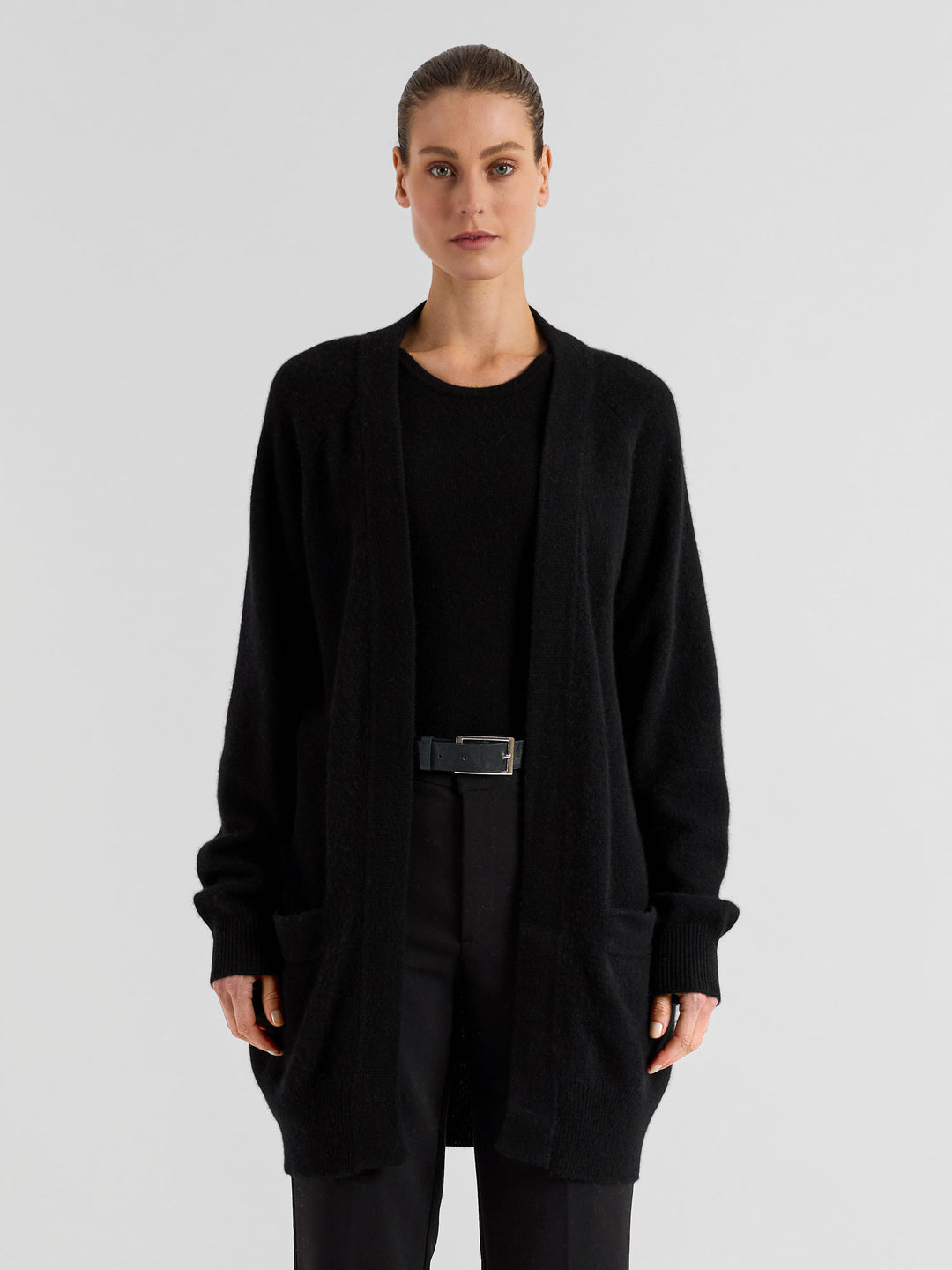 Kashmircardigan "Solveig" i 100% ren kasjmirull. Norsk design fra Kashmina. Farge: Sort.