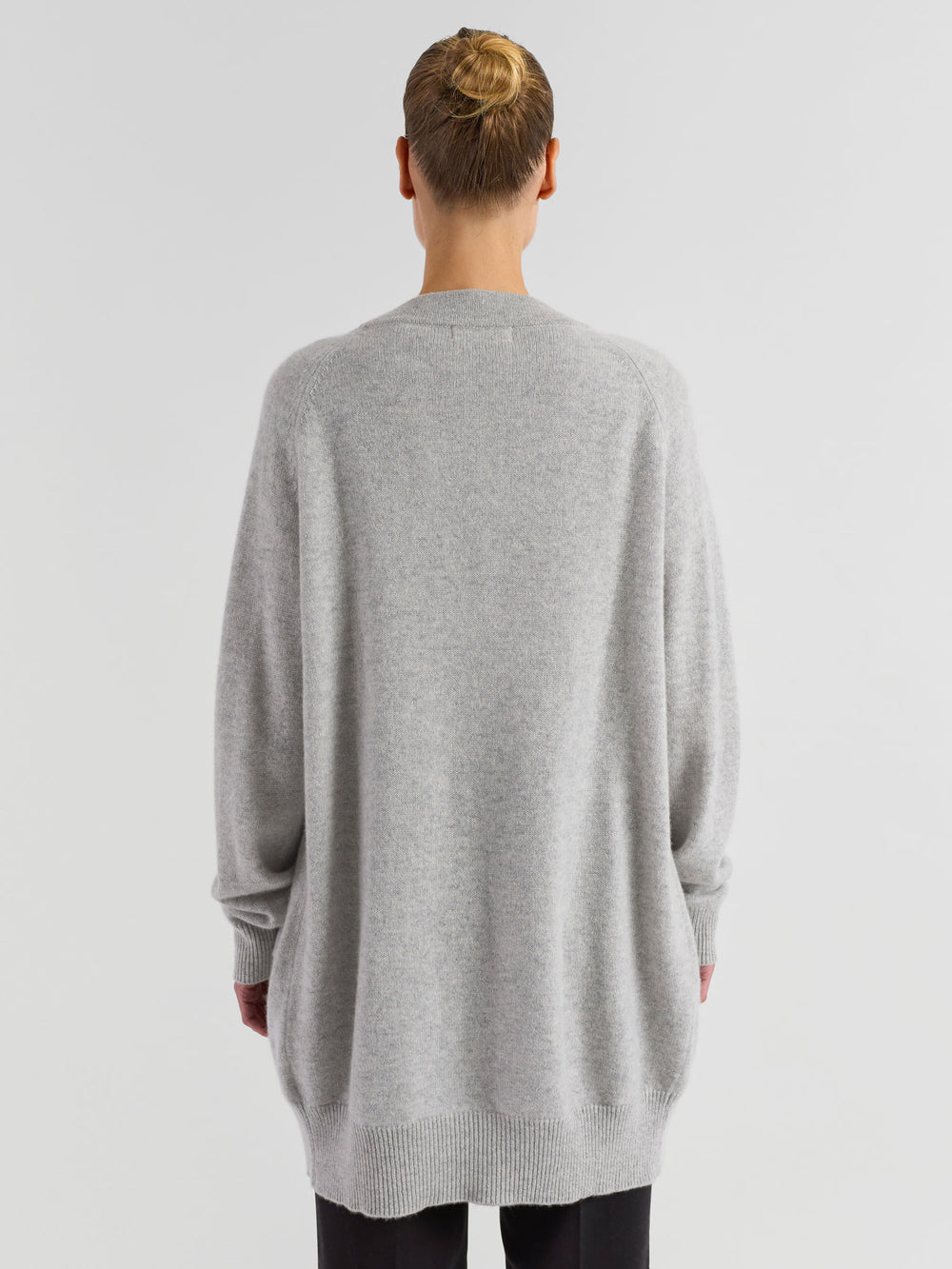 Kashmircardigan "Solveig" i 100% ren kasjmirull. Norsk design fra Kashmina. Farge: Light Grey.