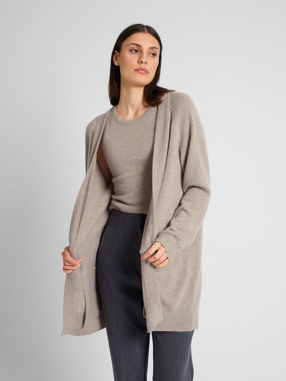 Kashmircardigan "Solveig" i 100% ren kasjmirull. Norsk design fra Kashmina. Farge: Toast.