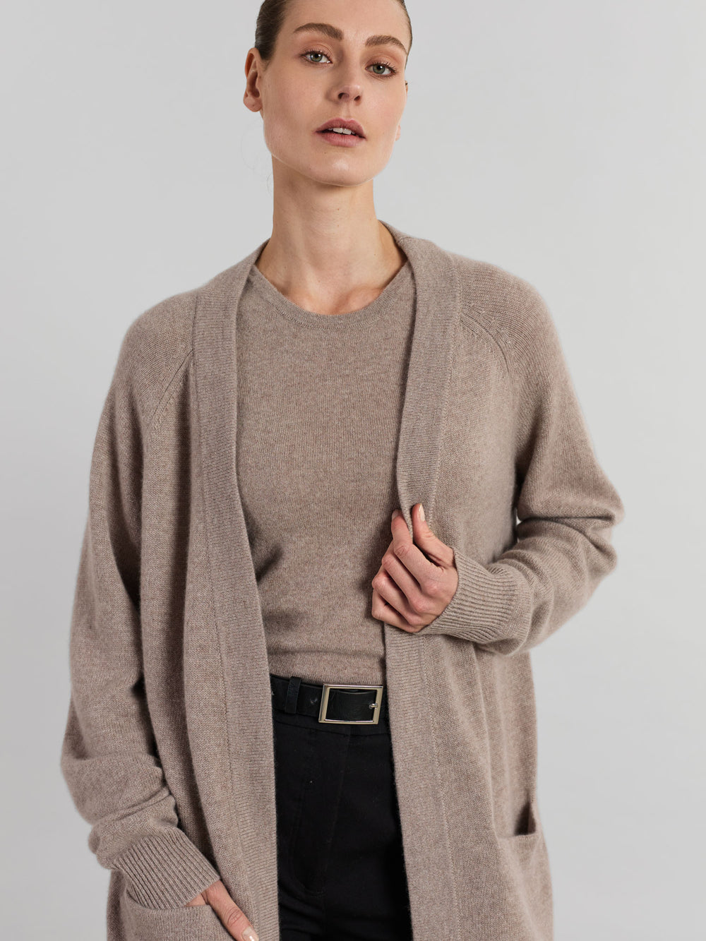 Kashmircardigan "Solveig" i 100% ren kasjmirull. Norsk design fra Kashmina. Farge: Toast.